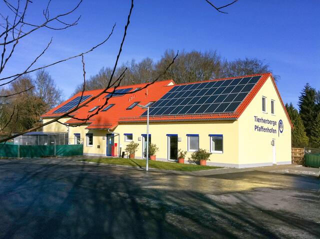 Dieses Foto entstand kurz nach der Einweihung im Jahr 2011. Seither sind zahlreiche Anbauten und Außenanlagen hinzu gekommen; dennoch stößt die Tierherberge immer wieder an die  Grenze ihrer Kapazität. | Foto: Paul Ehrenreich / Blickpunkt Fotodesign