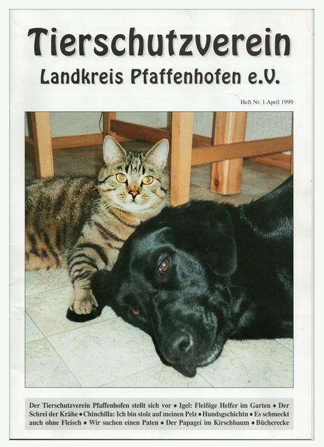 Kein Witz trotz 1. April: Die erste eigene Zeitung des Vereins erscheint 1999. 

Kater „Bene“ zeigt mit seiner lässig auf dem Ohr der Labrador-Hündin „Lucy“ abgelegten Katzenpfote eindrucksvoll, wer die Ansagen macht im Haus. | Foto: Sandra Lob