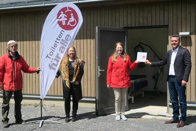 20.05.2021: Eröffnung der 1. Toilette für alle in Pfaffenhofen an der Ilm: V.r.n.l.: 1. Bürgermeister Thomas Herker, Projektmitarbeiterin "Toiletten für alle" der Stiftung Leben pur Lisa Antonia Meier, städt. Referentin für Senioren und Inklusion und Mitglied im Arbeitskreis Inklusion PAF Verena Kiss-Lohwasser und Mitglied im Arbeitskreis Inklusion PAF Manfred Mensch Mayer