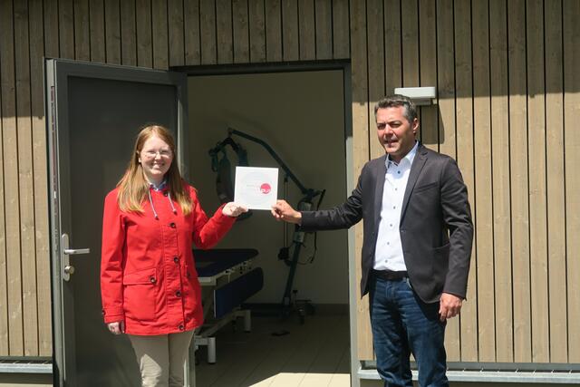 20.05.2021: Eröffnung der 1. Toilette für alle: 
1. Bürgermeister Thomas Herker und Projektmitarbeiterin "Toiletten für alle" der Stiftung Leben pur Lisa Antonia Meier