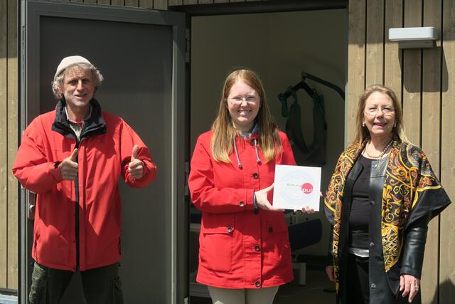20.05.2021: Eröffnung der 1. Toilette für alle in Pfaffenhofen an der Ilm: V.r.n.l.: städt. Referentin für Senioren und Inklusion und Mitglied im Arbeitskreis Inklusion PAF Verena Kiss-Lohwasser, Projektmitarbeiterin "Toiletten für alle" der Stiftung Leben pur Lisa Antonia Meier und Künstler und Mitglied im Arbeitskreis Inklusion PAF Manfred Mensch Mayer