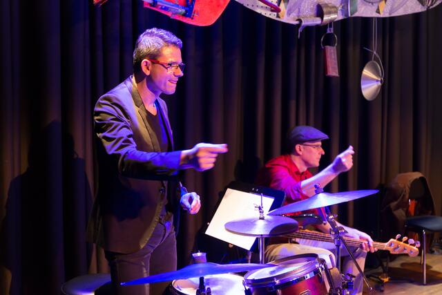 Kater Matze fliegt mit seiner Jazz-Combo ins Weltall. | Foto: mini.musik, Große Musik für kleine Menschen e. V.