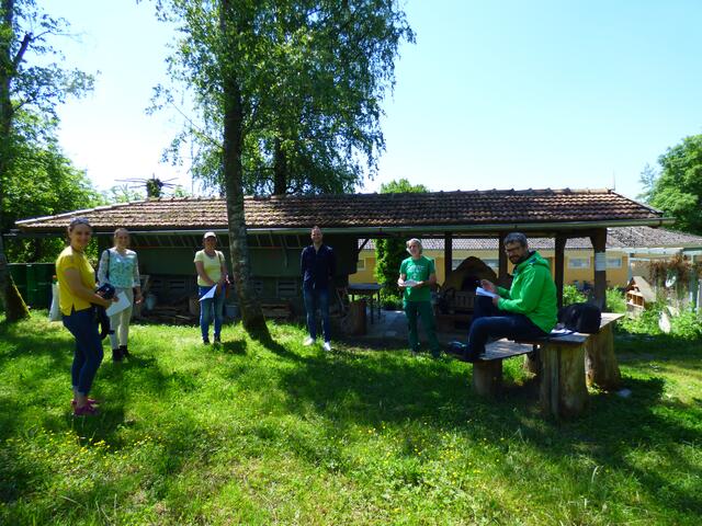 InterKulturGarten PAF - LebensRaumErlebnisPfad:
Pressetermin 02.06.2021: v.l.n.r.: Diana, LAG-Managerin &amp; Geschäftsführerin Carmen Glaser, Thea, Nick, Manfred und PK-Redakteur Severin Straßer:
LAG = Lokale Aktionsgruppe Landkreis Pfaffenhofen a.d.Ilm e.V.