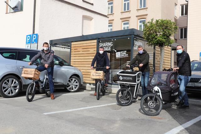 Warum ein Auto oder ein E-Bike kaufen, wenn man es nur an ein paar Tagen im Monat braucht? Die Stadtwerke bieten seit 2019 elektrisch angetriebene Autos, E-Bikes, E-Lastenräder und E-Roller als Sharingfahrzeuge an.