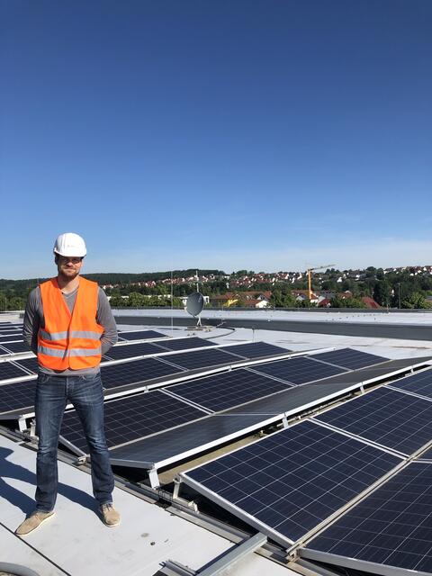 Jede Photovoltaik-Anlage leistet einen Beitrag zum Klimaschutz, wie diese auf dem Dach der Betriebszentrale der Stadtwerke.