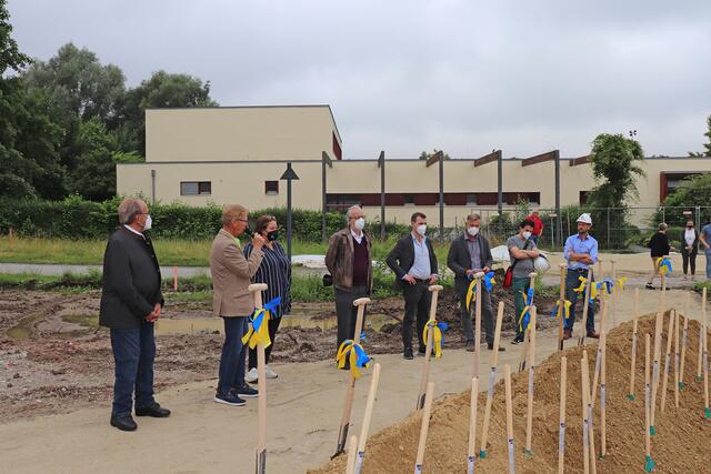 Altbürgermeister Hans Prechter, Pfaffenhofens zweiter Bürgermeister Roland Dörfler, Kathrin Maier, Amtsleiterin Familie, Bildung und Soziales, die Stadträte Günter Helmbrecht und Fabian Flössler, Planer Michael Zellner und Thomas Bodensteiner, Stadtrat Andreas Kufer (v.l.) 