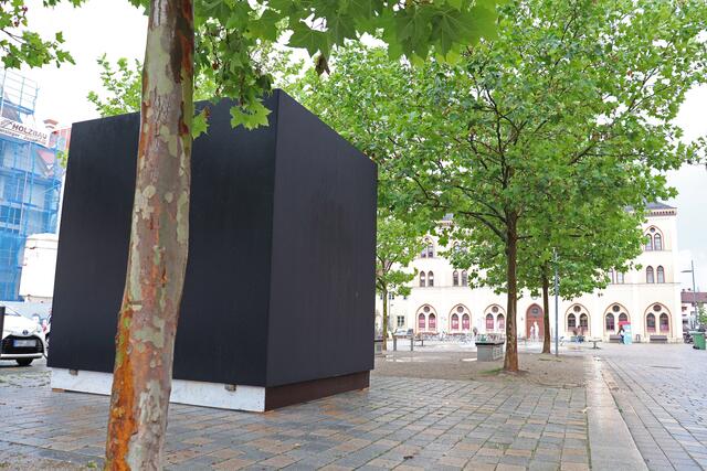 Dieser Würfel auf dem Hauptplatz wird zum Kunstobjekt.