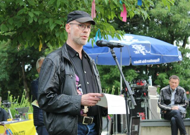 Michael Kampmeier stellte die Arbeit von amnesty international vor.