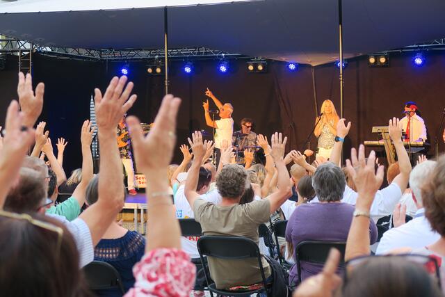 Beste Stimmung beim Konzert der Saragossa-Band im Innenhof des Landratsamts  | Foto: Maria Cabras