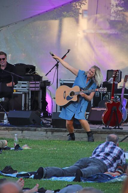 Claudia Koreck beim Auftritt im Bürgerpark  | Foto: Thomas Tomaschek