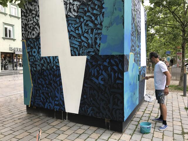 Christian Hundertmark bei der Umgestaltung des Urban Art Würfels am 25. Juli.