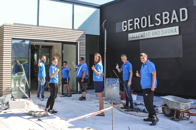 „Wir sehen uns im Gerolsbad“, freut sich das Bäder Team. Noch wird überall gewerkelt, aber nach der Eröffnung gegen Ende des Jahres, startet der Badebetrieb im neuen Hallenbad.