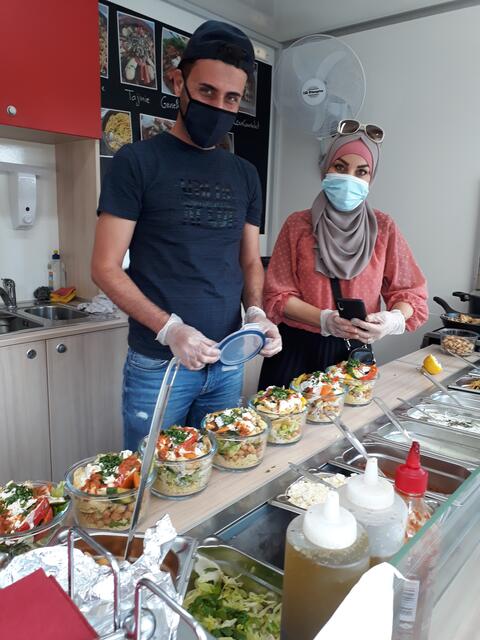 Mitarbeiter des Foodtrucks