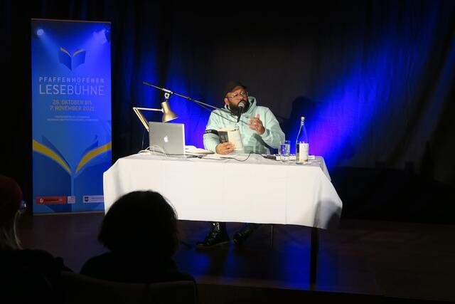 David Mayonga auf der Pfaffenhofener Lesebühne | Foto: Imke Delhaes-Knittel