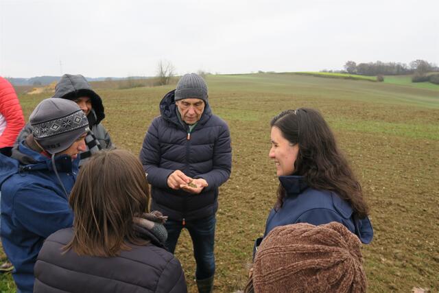 Josef Amberger mit den Gästen auf einem Hof der Pfaffenhofener Bodenallianz. | Foto: Jan Krabbe