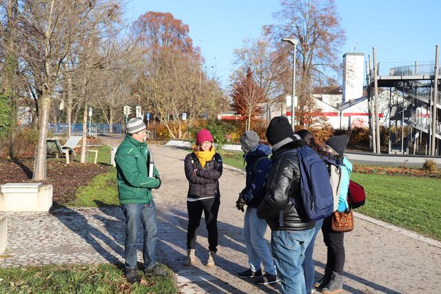 Mario Dietrich zeigt der Delegation im Bürgerpark das Grünanlagenkonzept. | Foto: Jan Krabbe