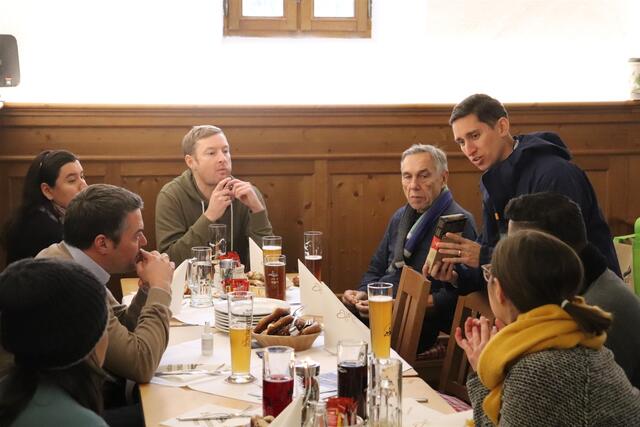 Gemeinsames Weißwurstessen mit Bürgermeister Thomas Herker (li) und Turrialbas Bürgermeister Luis Fernando Leon Alvarado (stehend). (Dazwischen Dr. Peter Stapel und Josef Amberger)