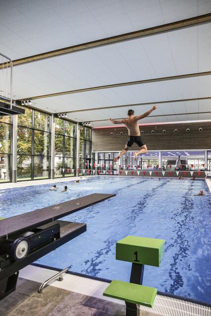 Sprungbretter dürfen in einem modernen Schul-, Sport- und Freizeitbad nicht fehlen. Neben dem Ein-Meter-Brett bietet das Gerolsbad auch einen Drei-Meter-Sprungturm. | Foto: Florian Schaipp