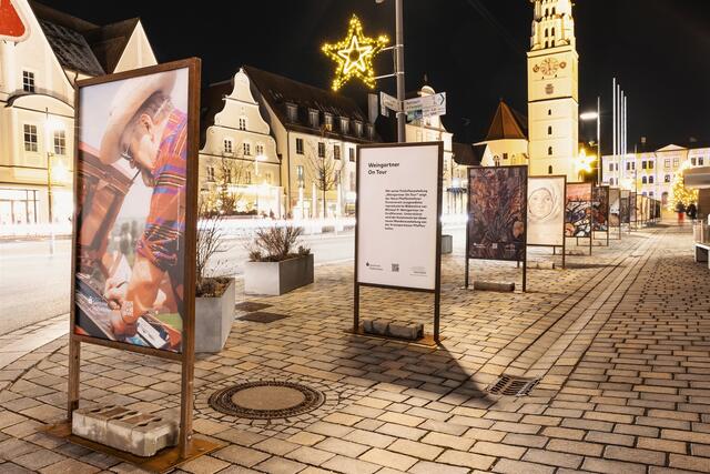 Die Ausstellung „Weingartner on Tour“ ist auf dem Hauptplatz zu sehen. | Foto: Lukas Sammetinger