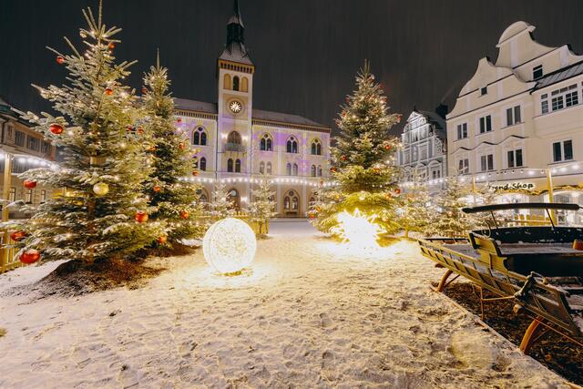 Das Weihnachtsensemble auf dem Hauptplatz lädt zu stimmungsvollen Fotos ein.  | Foto: Lukas Sammetinger