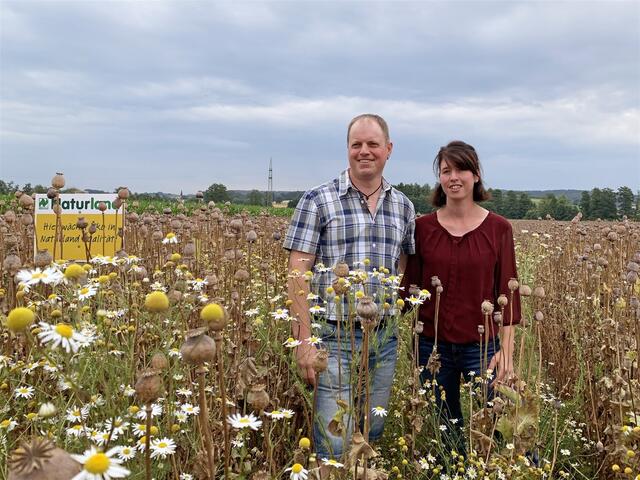 Martin und Maria Müller auf ihrem Mohnfeld in Haimpertshofen