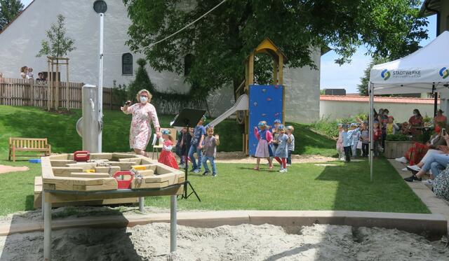 Mit einem großen Fest wurde Anfang Juli 2020 die Kita Am Apfebaam in Affalterbach eröffnet. Das Gebäude wurde zum Teil in Holzbauweise errichtet, ist barrierefrei und bietet Platz für die beiden Kindergartengruppen, die Krippengruppe, Küche, Bistro und Sanitärräume.