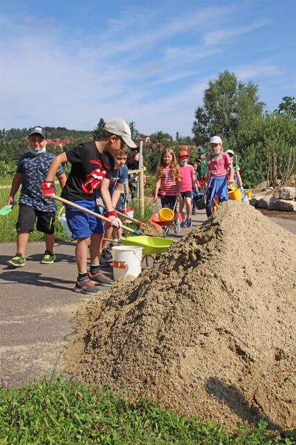 Die Klasse 2a der Grundschule Niederscheyern half im Juli tatkräftig mit, den „Naturpark Pfaffenhofen: Lebensräume leben“ am Gerolsbach zu gestalten.