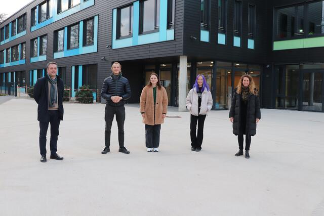 Bürgermeister Thomas Herker, die Jugendparlamentarier Pascal Altendorf, Paula Stahl, Victoria Gallus und Julia Spitzenberger, Jugendreferentin des Stadtrats vor der Grund- und Mittelschule Pfaffenhofen