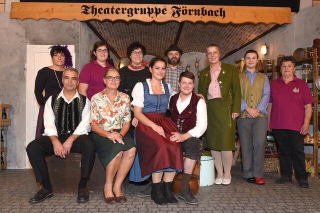 Die Theatergruppe Förnbach bei ihrer letzten Aufführung 2019 mit dem Stück „Mucksmäuserl Mord“ von Ralph Wallner. | Foto: Gabi Hartmann