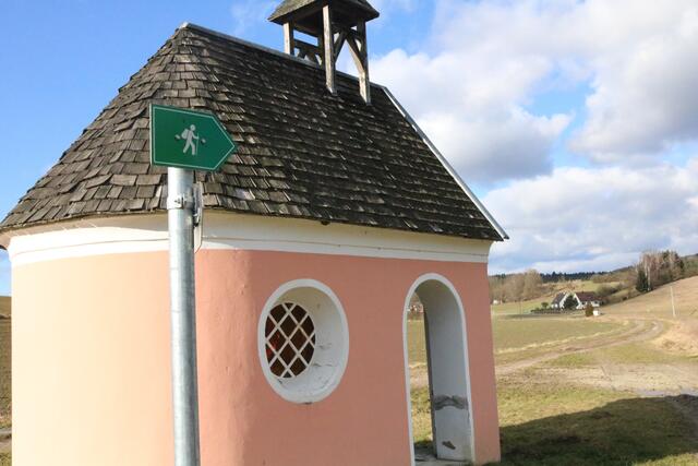 Der 15,4 Kilometer lange Panoramaweg Nord führt gleich an meheren Ortsteilen
vorbei. Bei Angkofen lädt die kleinen rosa Kapelle „Königin des Friedens“dazu ein,
kurz innezuhalten. Im weiteren Verlauf der Wanderstrecke bietet sich immer wieder
Aussicht auf Gittenbach, Ehrenberg und Tegernbach.
