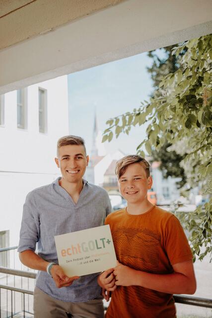 Die Moderatoren Clemens Rakut (re.) und Marius Wilhelm freuen sich auf neue Podcastfolgen und -hörer*innen.  | Foto: echtGOLT-Redaktion