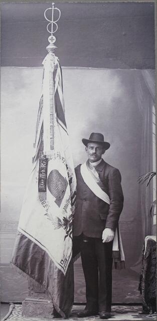 J. Roßmann mit der Fahne des kath. Arbeiterunterstützungsvereins (1910)  | Foto: Andreas Sauer