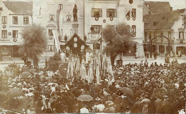 Kirchliche Feier des kath. Gesellenvereins am Marienbrunnen auf dem Hauptplatz (vor 1900)  | Foto: Andreas Sauer