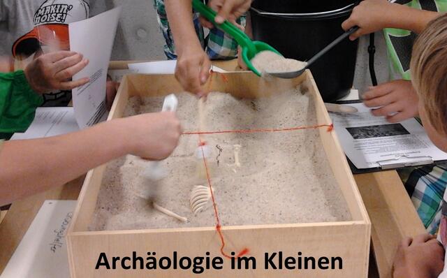 Der Heimat- und Kulturkreis hofft, dieses Jahr wieder das Ferienpass-Angebot planen zu können: Ausgrabungsübung für Kinder im Kelten- und Römermuseum | Foto: Ursula Beyer 