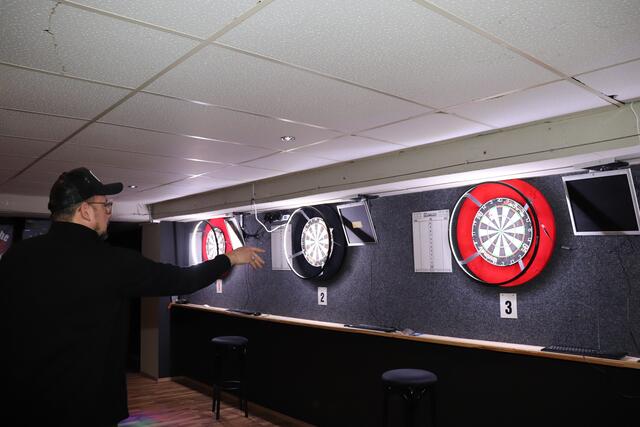 Die Dart Rebels bei einem Dart-Turnier am Freitagabend. | Foto: Lena Schwärzli