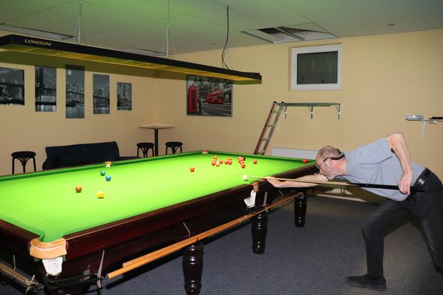 Bertram Keiler, 1. Vorsitzender des Billard-Vereins, beim Snooker-Spiel. | Foto: Lena Schwärzli