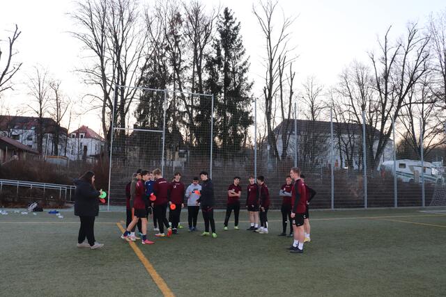 Eine der Jugendmannschaften des FSV Pfaffenhofen beim Training mit ihrer Trainerin Kerstin Yaylakci. | Foto: Lena Schwärzli