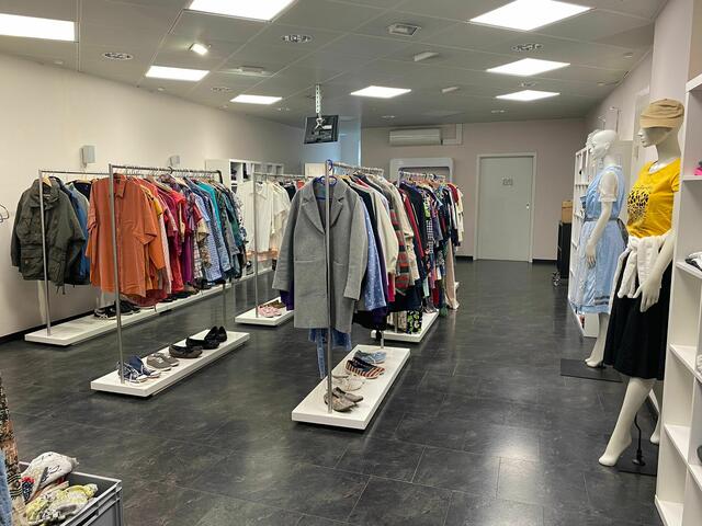 Der neue Kleiderkammer-Laden in der Löwenstraße 10 von innen
