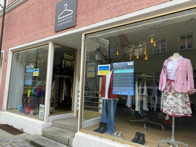 Umsonst-Laden der Ukrainehilfe bis mindestens September im alten Kleiderkammer-Laden in der Frauenstraße 16