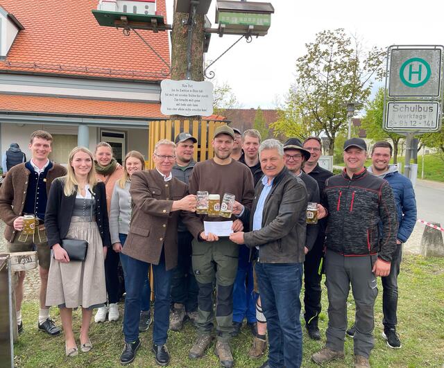 Zweiter Bürgermeister Roland Dörfler, Dritter Bürgermeister Peter Heinzlmair und das Maibaumteam in Tegernbach