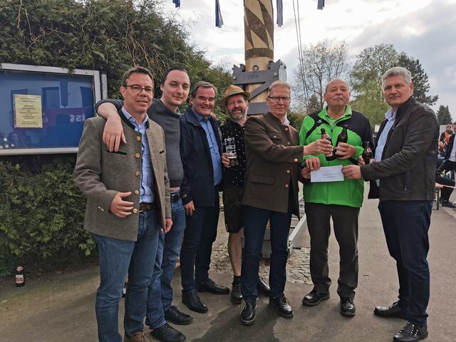 Zweiter Bürgermeister Roland Dörfler, Dritter Bürgermeister, Stadtrat Martin Rohrmann und Landrat Albert Gürtner mit dem Maibaumteam in Niederscheyern. 