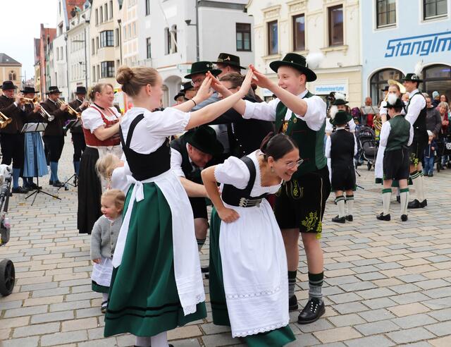 Der Trachtenverein Ilmtaler tanzt zur Musik der Stadtkapelle.