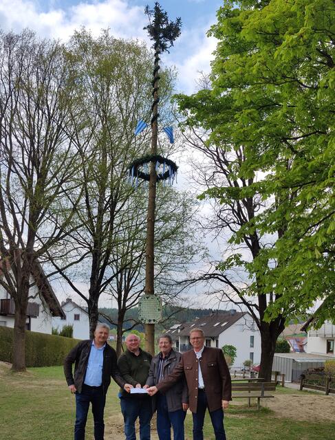 Zweiter Bürgermeister Roland Dörfler und Dritter Bürgermeister Peter Heinzlmair mit dem Sulzbacher Radlstrampler in Sulzbach