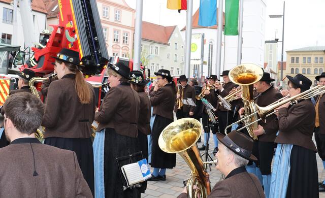 Die Stadtkapelle untermalt das Maibaumfest mit ihren Liedern.
