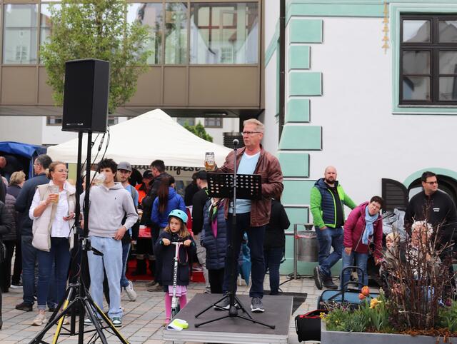 Pfaffenhofens zweiter Bürgermeister Roland Dörfler eröffnet das Maibaumfest.
