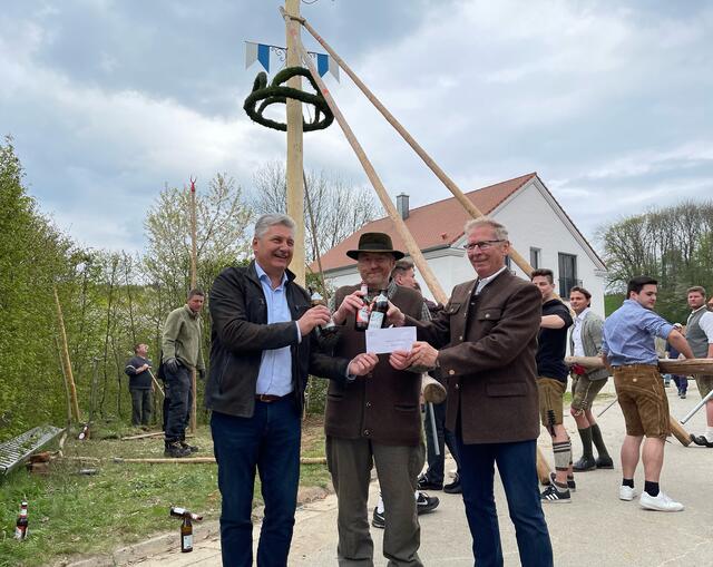 Zweiter Bürgermeister Roland Dörfler, Dritter Bürgermeister Peter Heinzlmair und das Maibaumteam in Göbelsbach