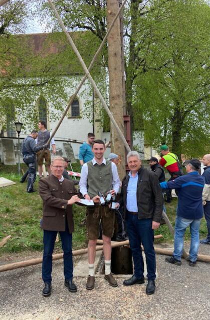 Roland Dörfler und Peter Heinzlmair beim Maibaumaufstellen in Förnbach. 