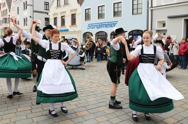 Der Trachtenverein Ilmtaler tanzt unter dem Maibaum
