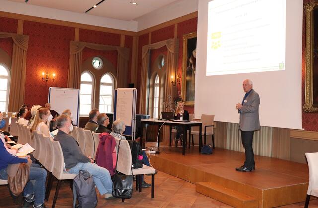 Thomas Schwarz von der landimpuls GmbH führt in das Thema ein. 