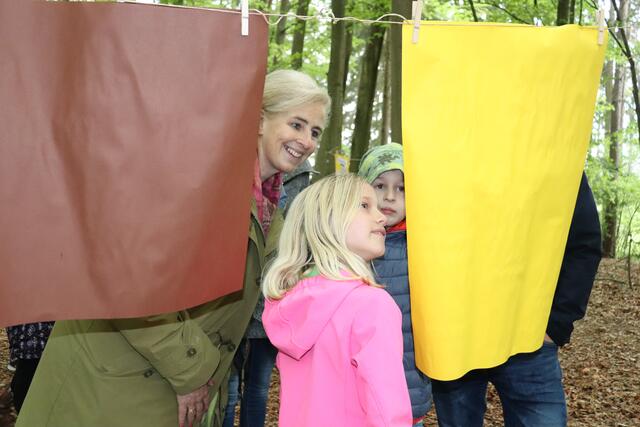 Die Kinder zeigen Rektorin Andrea Waetzold die Plakate.